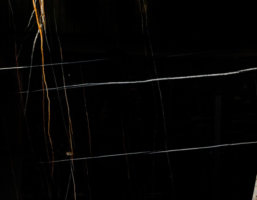 italian-marble-slabs-sahara-noir